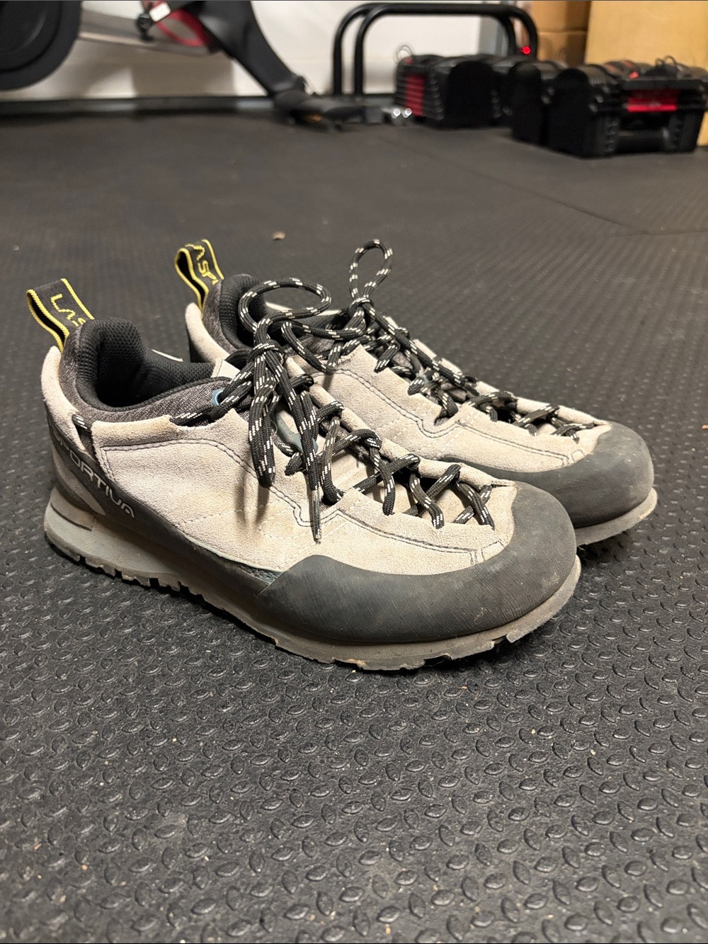 La Sportiva boulder x Men's Light Gray and Black Suede Approach Shoes